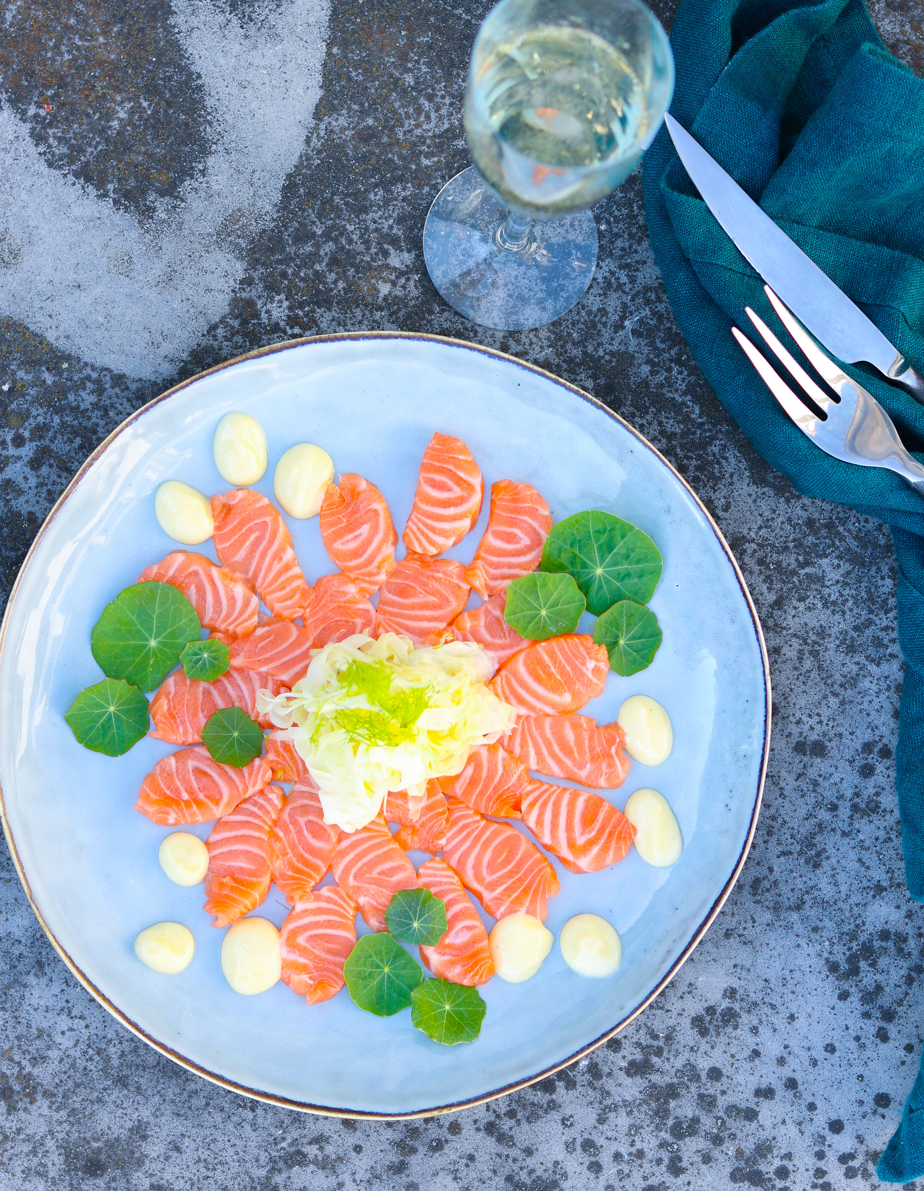 2 lax med glas uppifrån.jpg