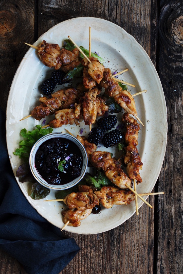 Kycklingspett med björnbärssås