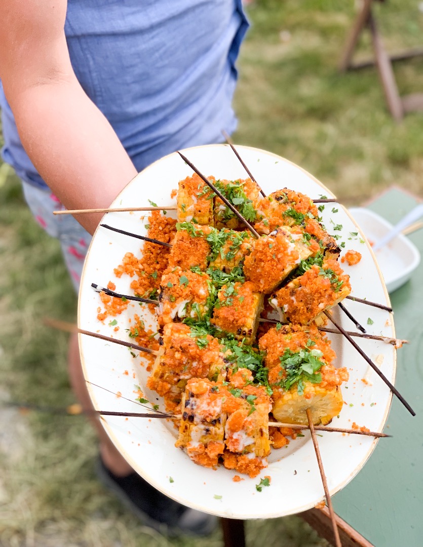 Corn on the cob med Västerbottensostmajo, koriander och chilikrisp