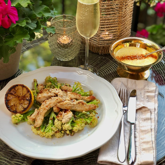 Citron- och vitlöksmarinerad kyckling med krispiga Fiorettos och rökt paprikamajonnäs Citron- och vitlöksmarinerad kyckling med krispiga Fiorettos och rökt paprikamajonnäs