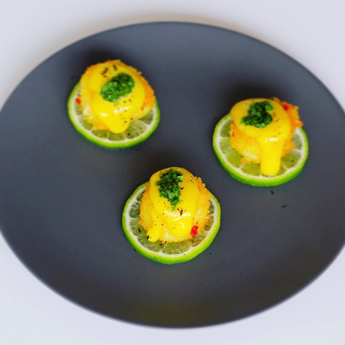 Panko- och chilipanerade pilgrimsmusslor med ponzumajonnäs, lime och koriander Panko- och chilipanerade pilgrimsmusslor med ponzumajonnäs, lime och koriander