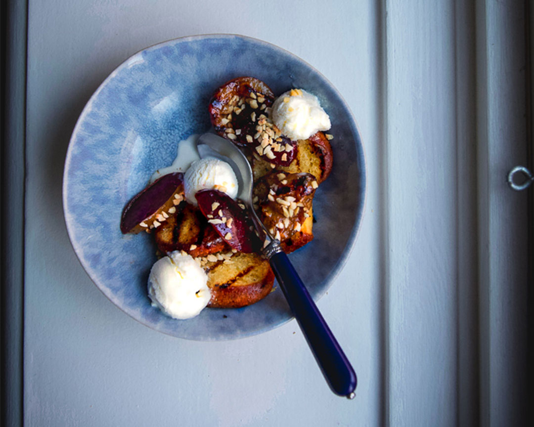 Grillad Plommonefterrätt med Vaniljglass