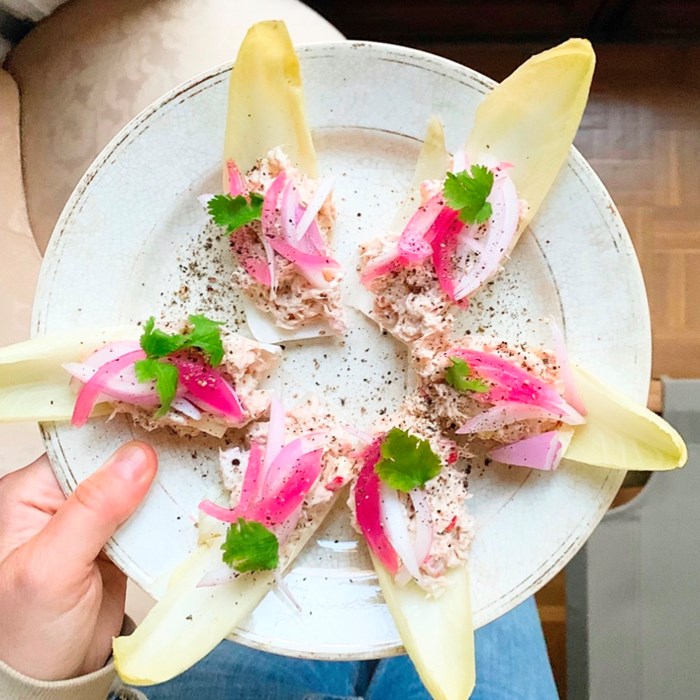tonfiskröra på endive blad tonfiskröra på endive blad
