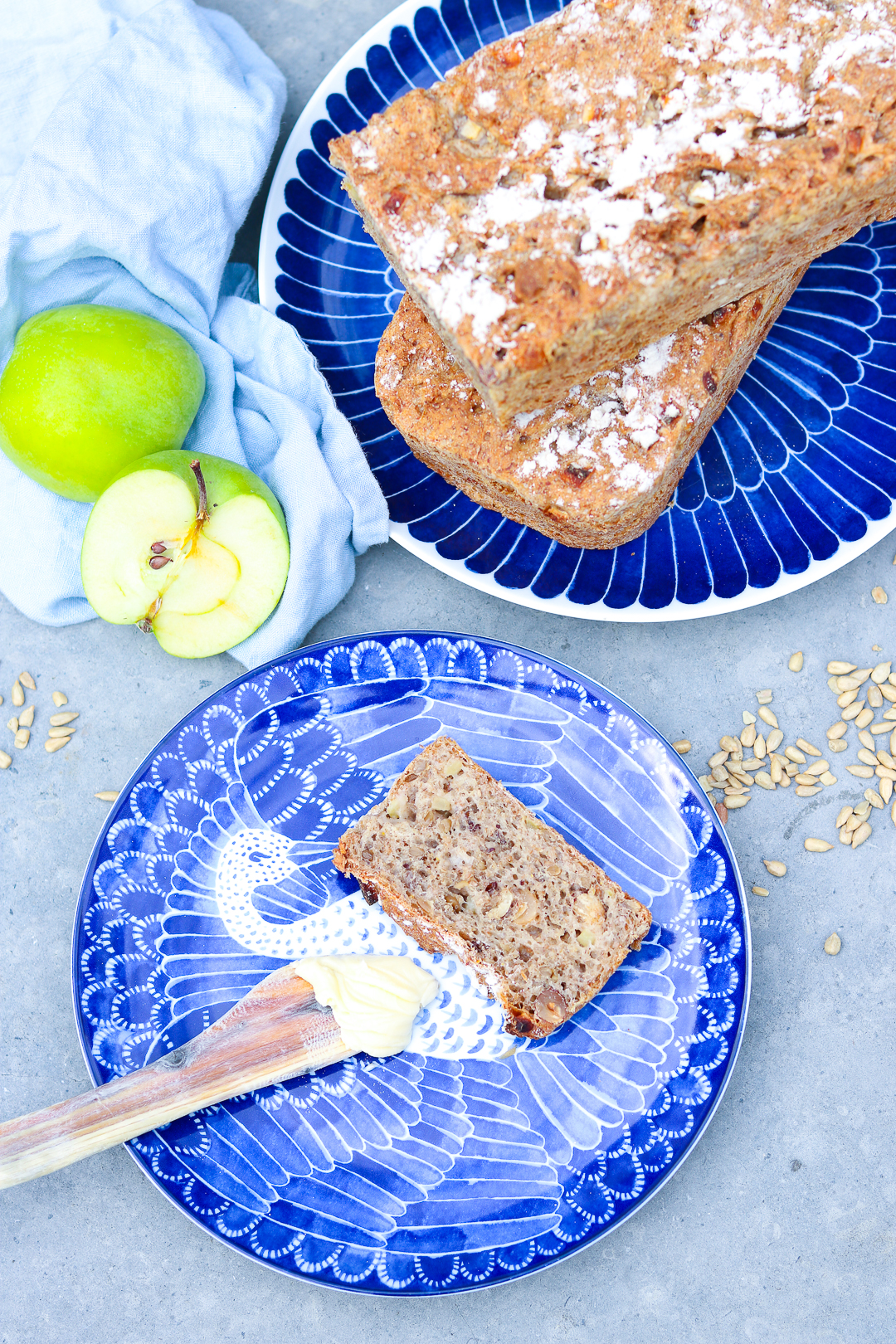 Nyttigt rågbröd med äpple och hasselnötter