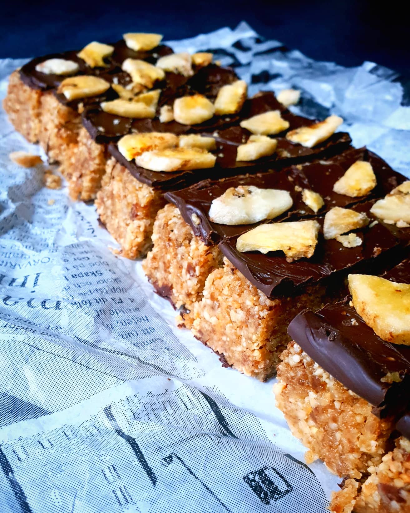 Banan- och havrebars med rostade hasselnötter och mörk choklad