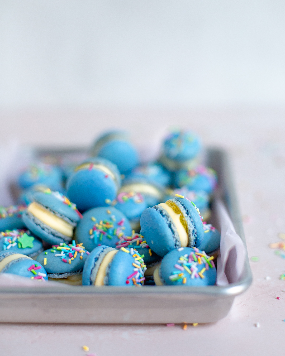 Blå Passionsfrukts-macarons med Strössel