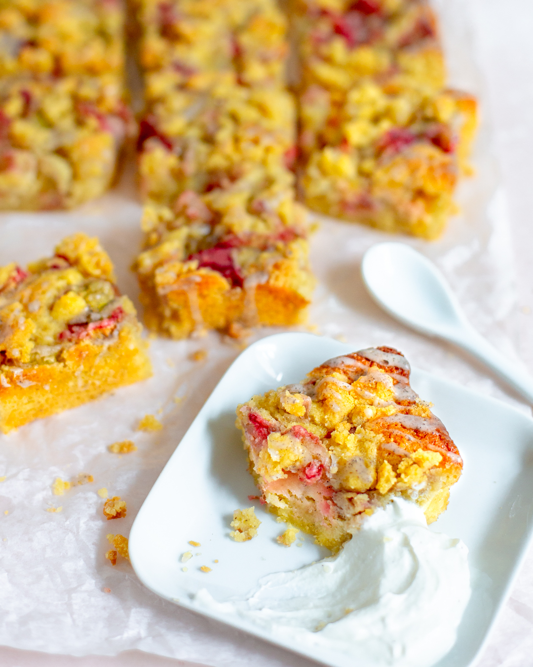 Saftig och Glutenfri Rabarberkaka med Crumble och Vaniljkristyr