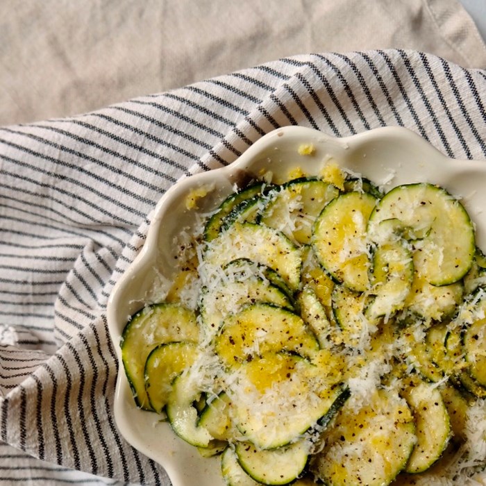 Zucchinisallad med citron och parmesan Zucchinisallad med citron och parmesan