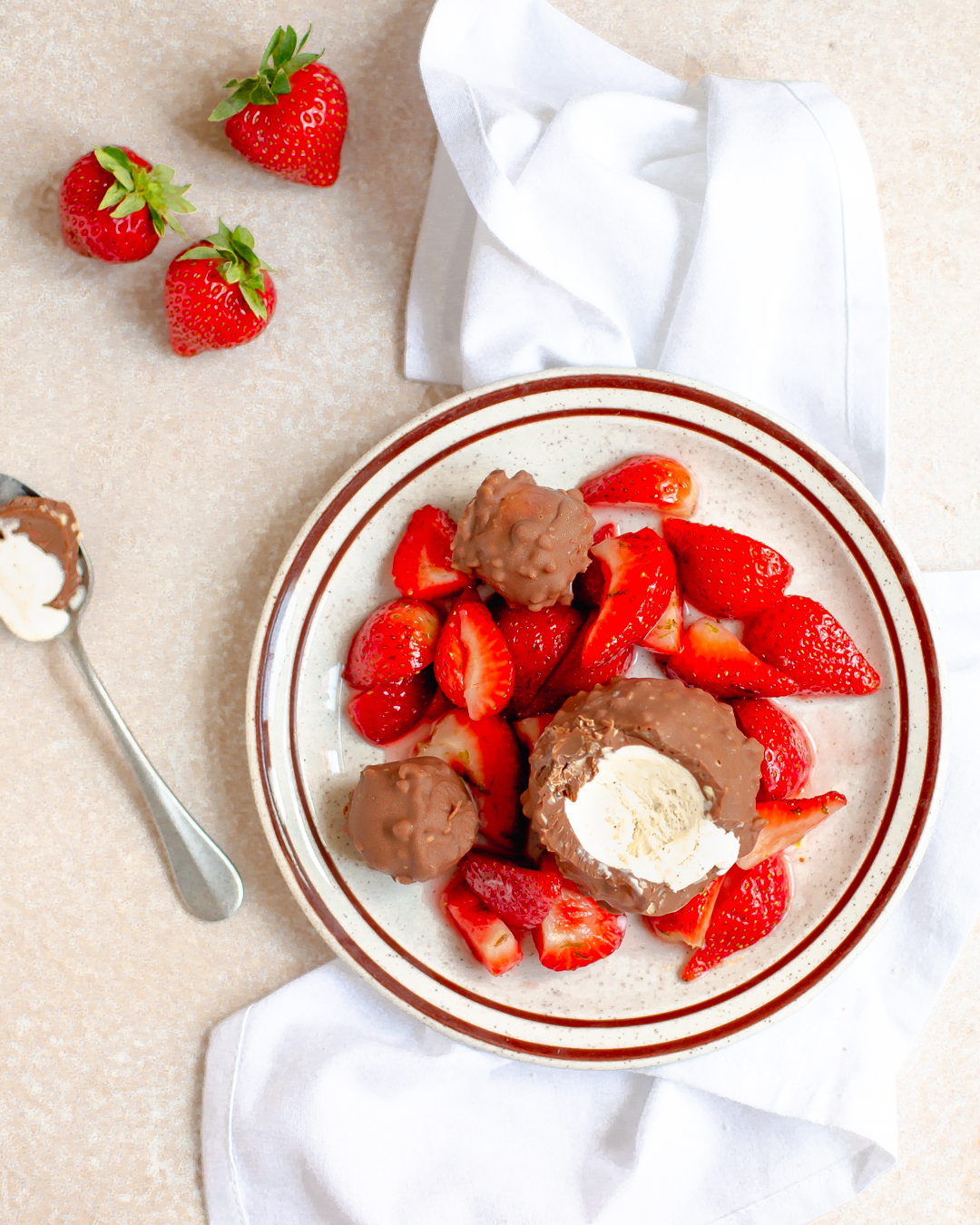 Magnum Mandel-glassbomb med lime-marinerad jordgubbar