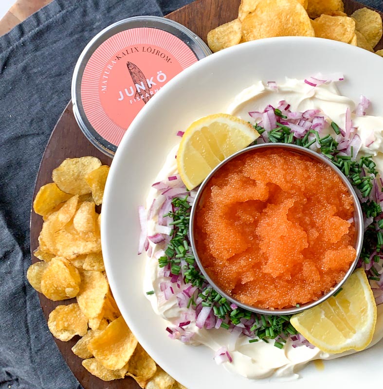 Löjrom med chips och klassiska tillbehör