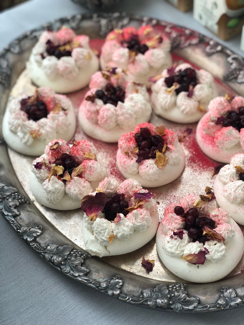 Vegansk mini pavlova med bärkompott och hallonpuder