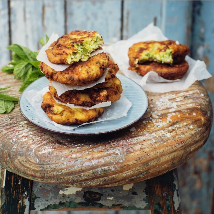 Frasiga zucchiniplättar med tzatziki Frasiga zucchiniplättar med tzatziki