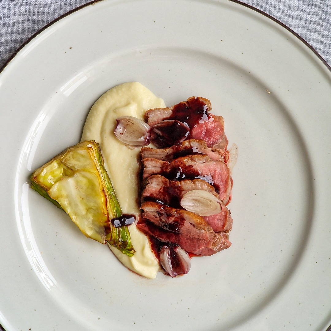 Rosastekt ankbröst, rotselleripurée med miso, steklök samt skysås med rödvin och katrinplommon.