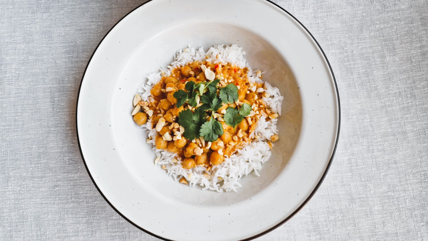 Kryddig kikärtsgryta med kokosmjölk, jordnötter och koriander
