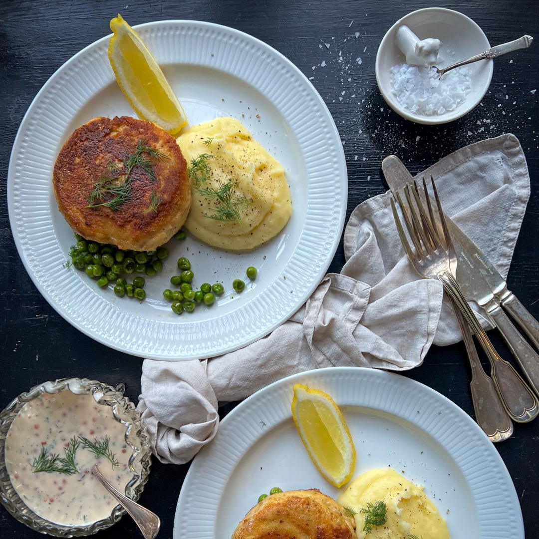 Fiskwallenbergare med romsås, gröna ärtor och potatispuré
