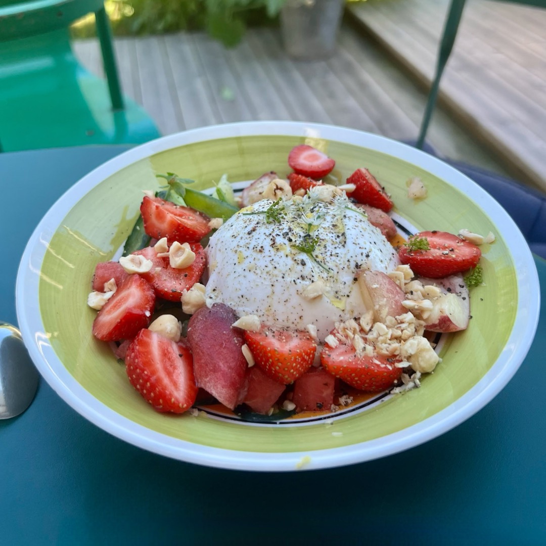 Burrata med jordgubbar, rabarber och gurka
