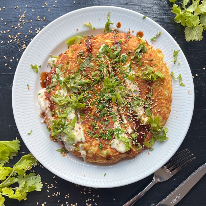 Okonomiyaki - japansk kålpannkaka Okonomiyaki - japansk kålpannkaka